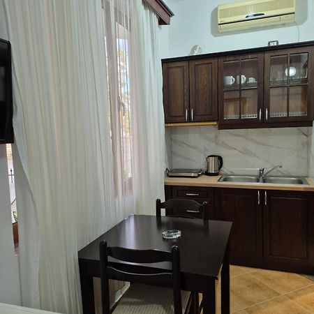 Vita Apartment - Spacious Garden And Balcony 5 Min To Beach & Center Ksamil Exterior photo