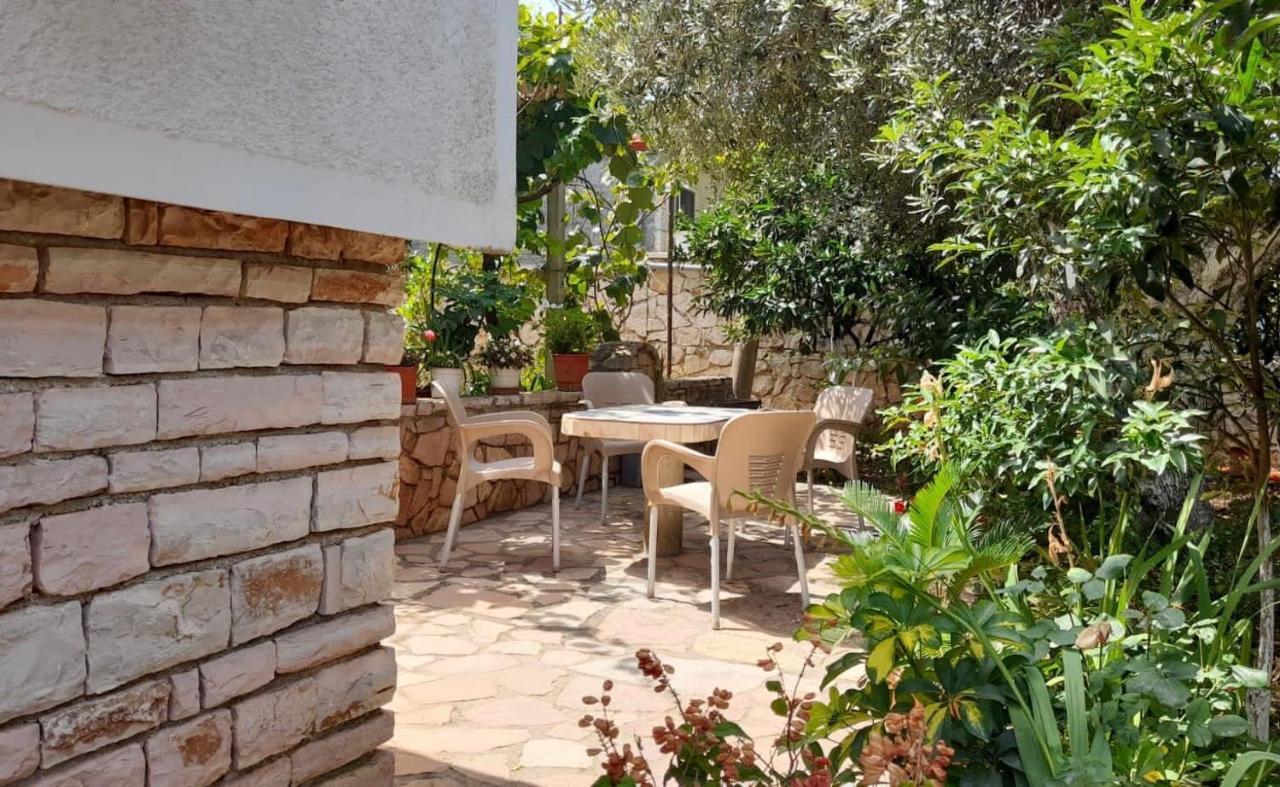 Vita Apartment - Spacious Garden And Balcony 5 Min To Beach & Center Ksamil Exterior photo