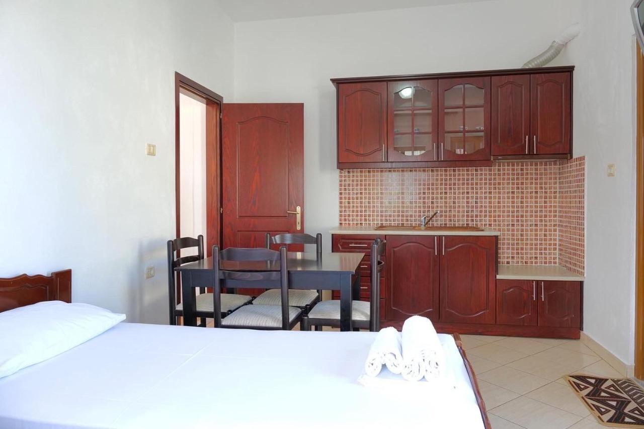 Vita Apartment - Spacious Garden And Balcony 5 Min To Beach & Center Ksamil Exterior photo