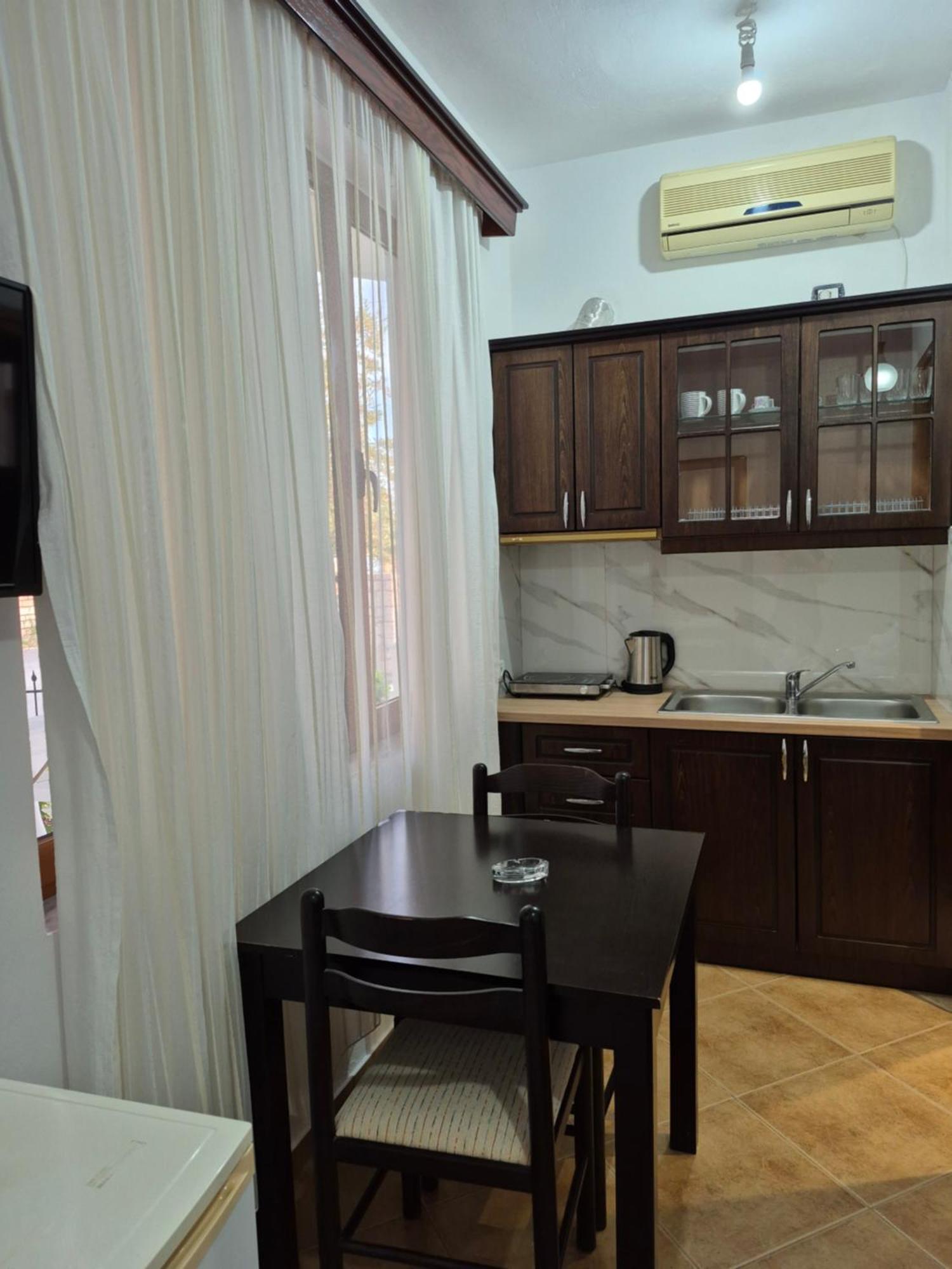 Vita Apartment - Spacious Garden And Balcony 5 Min To Beach & Center Ksamil Exterior photo